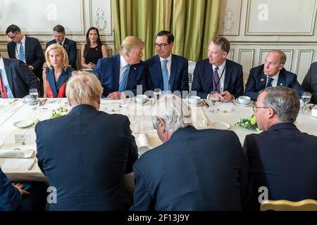 Präsident Donald Trump und der britische Premierminister Boris Johnson nahmen zusammen mit Mitgliedern ihrer Delegationen am Arbeitsfrühstück am Sonntag 25 2019. August im Hotel du Palais Biarritz in Biarritz Frankreich Ort des Gipfels G7. Stockfoto