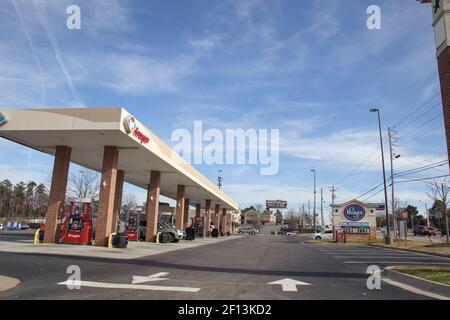 Augusta, GA USA - 01 06 21: Kroger Tankstelle und Autos Washington Straßenecke Ansicht vorne Stockfoto