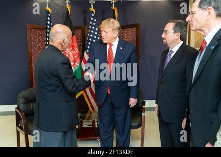 Präsident Donald Trump schüttelt die Hände mit dem afghanischen Präsidenten Ashraf Ghani Donnerstag, 28 2019. November während ihres Treffens auf dem Bagram Flugplatz Afghanistan Stockfoto