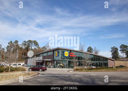 Augusta, GA USA - 01 06 21: LIDL Lebensmittelmarkt Einzelhandel Lebensmittelgeschäft Auto Bewegung Stockfoto