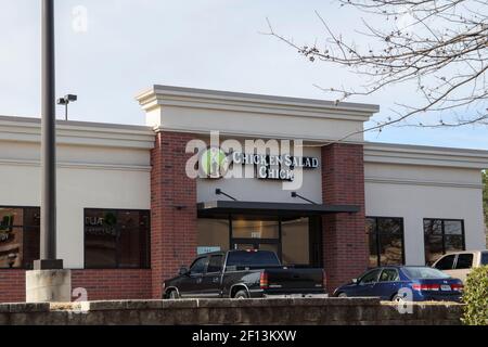 Augusta, GA USA - 01 06 21: Geparkte Autos im Chicken Salat Chick Restaurant Stockfoto