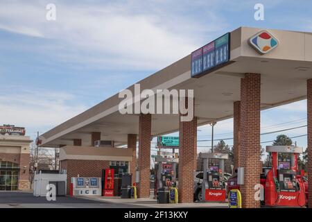 Augusta, GA USA - 01 06 21: Kroger Tankstelle und Autos Washington Road Stockfoto