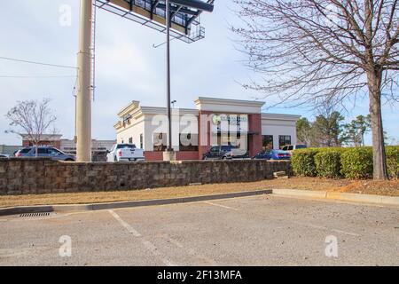 Augusta, GA USA - 01 06 21: Geparkte Autos am Chicken Salat Chick Restaurant Fernsicht Stockfoto