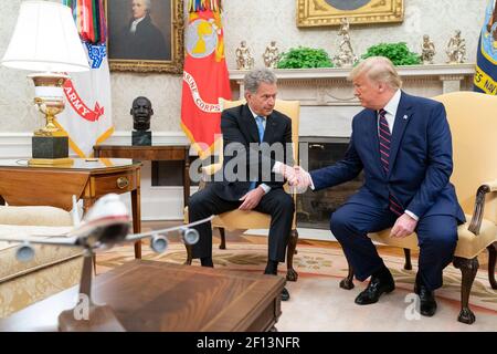 Präsident Donald Trump spricht mit dem finnischen Präsidenten Sauli NiinistÃ¶ Mittwoch, den 2 2019. Oktober, im Oval Office des Weißen Hauses zu Pressemitgliedern. Stockfoto