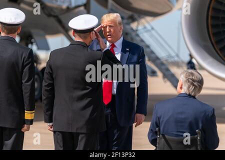 Präsident Donald Trump begrüßt Militärpersonal, als er Air Force One auf der Joint Reserve Base Fort Worth in Texas aussteigt Donnerstag, den 17 2019. Oktober, wurde er auch von Regierungsbeamten und Gästen aus Texas begrüßt. Stockfoto