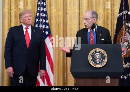 Präsident Donald Trump hört zu, wie Senator Chuck Grassley R-Iowa Bemerkungen während der bundesgerichtlichen Bestätigung Meilensteine Veranstaltung Mittwoch 6 2019. November im East Room des Weißen Hauses spricht. Stockfoto