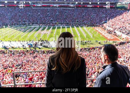 First Lady Melania Trump beobachtet die Aktion auf dem Feld im Bryant-Denny Stadium Samstag, den 9 2019. November, während der Besuch der University of Alabama -Louisiana State University Fußballspiel in Tuscaloosa Ala. Stockfoto