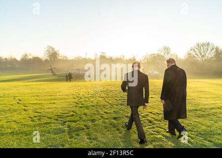 Präsident Donald Trump eskortiert von US-Botschafter im Vereinigten Königreich Woody Johnson bereitet sich an Bord Marine ein Mittwoch Dezember 4 2019 auf dem Rasen von Winfield House in London auf dem Weg zur North Atlantic Treaty Organization (NATO) 70th Jahrestreffen Mittwoch Dezember 4 2019 in Watford Hertfordshire außerhalb London. Stockfoto