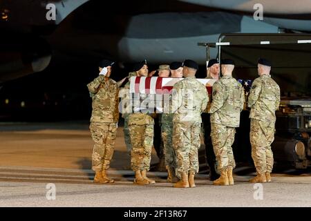 Mitglieder der Ehrengarde der US-Armee werden während der würdevollen Transferzeremonie am Donnerstagabend, dem 21 2019. November, auf dem Luftwaffenstützpunkt Dover in Dover DE gesehen Stockfoto