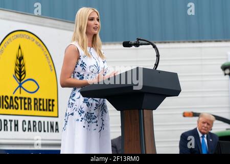 Präsident Donald Trump hört zu, als Präsidentschaftsberaterin Ivanka Trump Bemerkungen zur Unterstützung des Programms Farmers to Families Food Box am Montag, den 24 2020. August, bei Flavor First Growers and Packers in Mills River N.C. abgibt Stockfoto