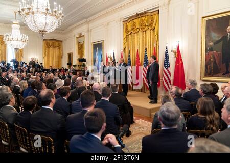 Präsident Donald Trump wird von Vizepräsident Mike Pence und dem chinesischen Vizepremierminister Liu begleitet.Er hält Bemerkungen vor der Unterzeichnung des US-China Phase-One-Handelsabkommens am Mittwoch, den 15 2020. Januar im Ostraum des Weißen Hauses. Stockfoto