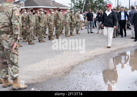 Präsident Donald Trump besucht am Samstag, den 29 2020. August, rund 200 Soldaten der Nationalgarde im Cougar Stadium im Lake Charles La. Während seines Besuchs, um Schäden durch Hurrikan Laura zu sehen. Stockfoto