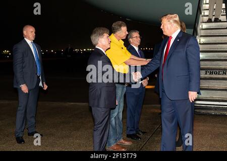 Präsident Donald Trump landet am Montag, den 13 2020. Januar, auf dem Louis Armstrong New Orleans International Airport in New Orleans und wird vom Louisiana State Representative Ray Garofalo begrüßt. Stockfoto