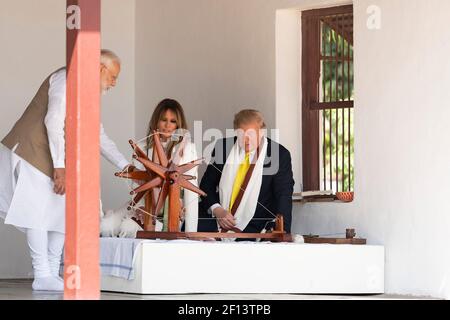 Präsident Donald Trump und First Lady Melania Trump sehen zusammen mit dem indischen Premierminister Narendra Modi Mahatma Gandhis Rad während einer Tour seines Hauses am Montag, den 24 2020. Februar im Gandhi Ashram in Ahmedabad Indien. Stockfoto