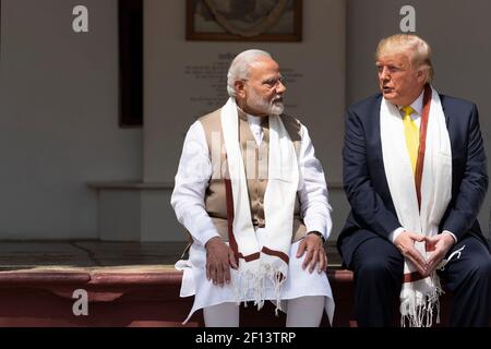 Präsident Donald Trump schließt sich dem indischen Premierminister Narendra Modi während ihres Besuchs im Haus von Mohandas Gandhi am Montag, den 24 2020. Februar, in Ahmedabad Indien an. Stockfoto