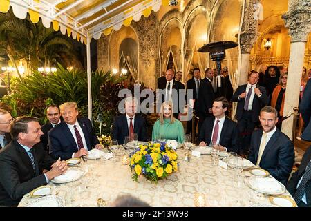 Präsident Donald Trump veranstaltet am Samstagabend, den 7 2020. März, ein Arbeitsessen für Brasiliens Präsidenten Jair Bolsonaro im Mar-a-Lago in Palm Beach Fla Stockfoto