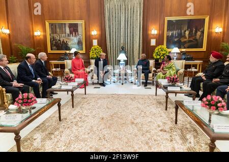 Präsident Donald Trump und First Lady Melania Trump nehmen an einem Höflichkeitsgespräch mit dem indischen Präsidenten RAM Nath Kovind und seiner Frau Savita Kovind im North Drawing Room von Rashtrapati Bhavan Teil.der Präsidentenpalast Dienstag, den 25 2020. Februar in Neu-Delhi Indien. Stockfoto