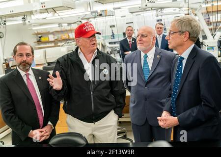 Präsident Donald Trump zusammen mit dem Minister für Gesundheit und menschliche Dienste Alex Azar links Dr. Robert R. Redfield Direktor der Centers for Disease Control and Prevention und Dr. Stephan Monroe assoziierter Direktor des CDC Rechts spricht mit Reportern während eines Besuchs in den Centers for Disease Control und Prävention Freitag, 6 2020. März in Atlanta. Stockfoto