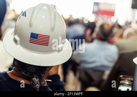 Ein Zuschauer hört sich an, wie Präsident Donald Trump vor der Unterzeichnung der Präsidentengenehmigungen am Mittwoch, den 29 2020. Juli, im Double Eagle Oil Rig in Midland Texas die Energieressdominanz im Permian Basin wiederherstellt. Stockfoto