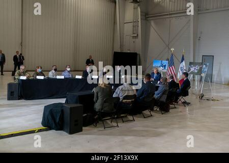 Präsident Donald Trump erhält am Dienstag, den 18 2020. August, am Eastern Iowa Airport in Cedar Rapids Iowa ein Briefing über die Katastrophenvorsorge in Iowa. Stockfoto