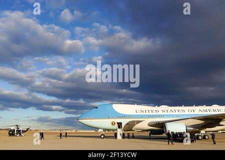 Präsident Donald Trump wird von der Air Force One auf der Joint Base Andrews MD am Freitag, den 7 2020. Februar, begleitet, bevor er an Bord von Marine One für seine Rückkehr ins Weiße Haus geht. Stockfoto