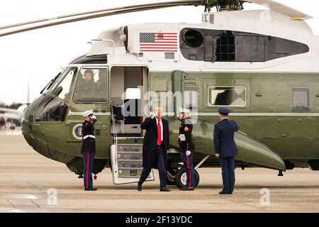 Präsident Donald Trump landet in Marine One und wird von US Air Force Col. D.W. getroffen Schmidt Kommandant des Luftlift-Flügels 89th auf der Joint Base Andrews MD. Freitag, 7 2020. Februar vor dem Einsteigen in die Air Force One für seine Reise nach Charlotte N.C. Stockfoto