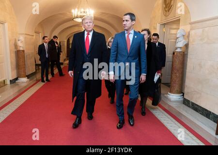 Präsident Donald Trump geht mit dem Interims-Präsidenten der Bolivarischen Republik Venezuela Juan Guaido Mittwoch, den 5 2020. Februar, durch die Mittelhalle des Weißen Hauses auf dem Weg zu einem Oval Office Meeting. Stockfoto