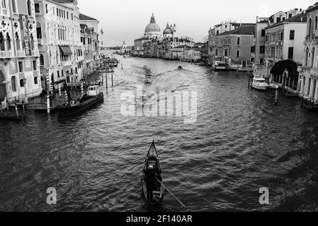 Canal Grande mit Santa Maria della Salute im Hintergrund bei Sonnenuntergang, Venedig, Italien (schwarz-weiß) Stockfoto