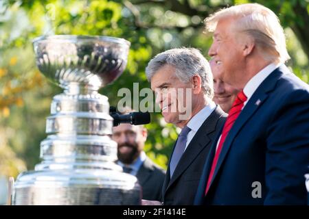 Präsident Donald Trump hört zu, als Teambesitzer Tom Stillman seine Bemerkungen bei der Feier des Stanley Cup Champion 2019 St. Louis Blues Dienstag, 15 2019. Oktober, im Rosengarten des Weißen Hauses anspricht. Stockfoto