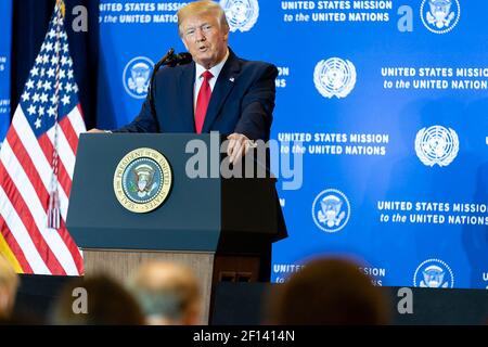 Präsident Donald Trump spricht am Mittwoch, den 25 2019. September, im Grand Ballroom des InterContinental New York Barclay in New York City seine Bemerkungen an und beantwortet Fragen von Reportern. Stockfoto