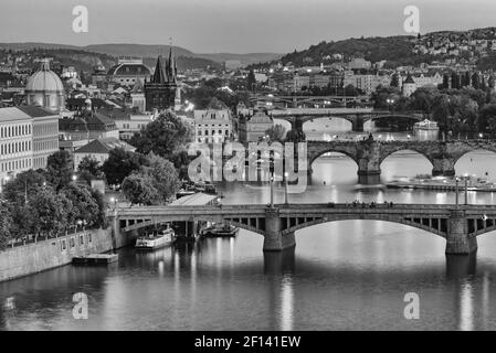 Blick auf drei Brücken über die Moldau bei Sonnenuntergang in Prag, Tschechien (schwarz-weiß)