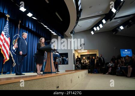 Präsident Donald Trump hört Brittany Hasemann von Fruita Colo zu und gibt am Donnerstag, den 12 2019. Dezember, auf dem Gipfel über Kinderbetreuung und bezahlten Urlaub: Unterstützung für Amerikas arbeitende Familien im South Court Auditorium des Eisenhower Executive Office Building im Weißen Haus seine Ausführungen. Stockfoto