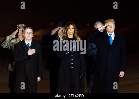 Präsident Donald Trump grüßt und First Lady Melania Trump legt ihre Hand über ihr Herz während der würdevollen Transferzeremonie für US-Armeeoffiziere am Donnerstag, den 21 2019. November auf der Dover Air Force Base in Dover DE. Stockfoto