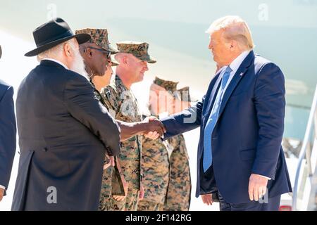 Präsident Donald Trump wird von dem neu benannten Nationalen Sicherheitsberater des Weißen Hauses, Robert C. O'Brien, bei seiner Ankunft in der Marine Corps Air Station Miramar am Mittwoch, den 18 2019. September in San Diego Kalifornien begrüßt. Stockfoto