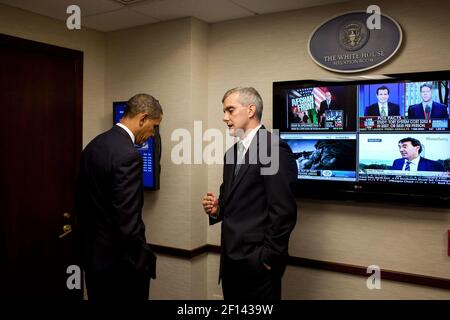 Präsident Barack Obama spricht allein mit dem NSC-Stabschef Denis McDonough vor einem Treffen im Situationsraum des Weißen Hauses am 5. Oktober 2009. (Offizielles Foto des Weißen Hauses von Pete Souza) Dieses offizielle Foto des Weißen Hauses wird nur für die Veröffentlichung durch Nachrichtenorganisationen und/oder für den persönlichen Druck durch die Betreffzeile(en) des Fotos zur Verfügung gestellt. Das Foto darf in keiner Weise manipuliert werden und darf nicht in kommerziellen oder politischen Materialien, Anzeigen, E-Mails, Produkten, Werbeaktionen verwendet werden, die in irgendeiner Weise die Zustimmung oder Billigung des Präsidenten, des ersten Fa Stockfoto