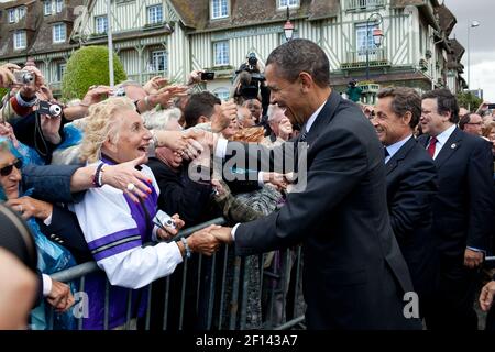 Präsident Barack Obama der französische Präsident Nicolas Sarkozy und der Präsident der Europäischen Kommission JosŽ Manuel Barroso begrüßen die Menschen auf der Straße, bevor sie am G8. Mai 26 2011 in Deauville, Frankreich, teilnehmen. Stockfoto