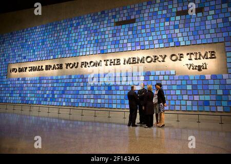 Präsident Barack Obama und First Lady Michelle Obama sprechen mit dem ehemaligen Bürgermeister von New York, Michael Bloomberg, seiner Partnerin Diana Taylor, Und ehemalige Außenministerin Hillary Rodham Clinton, während sie in der Nähe der Virgil Wall während einer Tour des National September 11 Memorial & Museum, in New York, NY, 15. Mai 2014 stehen Stockfoto