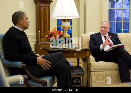 Präsident Barack Obama trifft sich mit John Brennan, dem stellvertretenden nationalen Sicherheitsberater für Terrorismusbekämpfung und innere Sicherheit im Oval Office, Januar 4 2010. Stockfoto