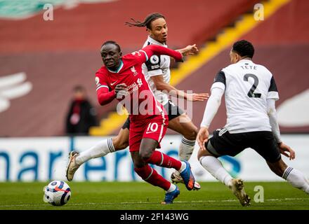 Liverpool. März 2021, 7th. Liverpools Sadio Mane (L) wetteiferte um den Ball während des Premier League Fußballspiels zwischen Liverpool und Fulham in Anfield in Liverpool, Großbritannien, am 7. März 2021. Quelle: Xinhua/Alamy Live News Stockfoto