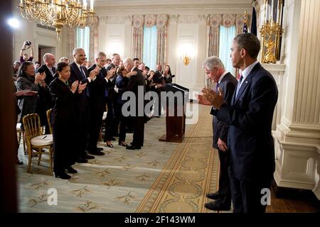 Verteidigungsminister Chuck Hagel beugt sich vor dem Applaus von Präsident Barack Obama und den Teilnehmern nach der Ankündigung von Hagels Rücktritt im Staatlichen Speisesaal des Weißen Hauses am 24. November 2014 Stockfoto