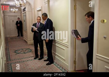 Präsident Barack Obama bespricht seine Rede vor der Generalversammlung der Vereinten Nationen mit Ben Rhodes, dem stellvertretenden nationalen Sicherheitsberater für strategische Kommunikation, im Waldorf Astoria Hotel in New York N.Y., Sept. 21 2011. Pressekretär Jay Carney ist rechts. Stockfoto