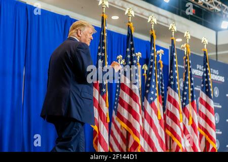 Präsident Donald Trump kommt auf der Bühne beim Protecting America's Seniors Event Freitag, 16 2020. Oktober im Caloosa Sound Convention Center & Amphitheatre in Fort Myers Fla. Stockfoto