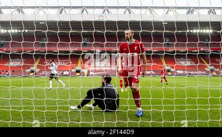 Liverpool. März 2021, 7th. Liverpools Nathaniel Phillips (R) und Torhüter Alisson Becker (unten) sehen niedergeschlagen aus, als Fulham das einzige Tor des Spiels während des Premier League-Fußballspiels zwischen Liverpool und Fulham in Anfield in Liverpool, Großbritannien, am 7. März 2021 erzielt. Quelle: Xinhua/Alamy Live News Stockfoto