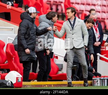 Liverpool. März 2021, 7th. Fulhams Manager Scott Parker (R, vorne) begrüßt Liverpools Manager Jurgen Klopp (L, vorne) vor dem Premier League-Fußballspiel zwischen Liverpool und Fulham am 7. März 2021 in Anfield in Liverpool, Großbritannien. Quelle: Xinhua/Alamy Live News Stockfoto