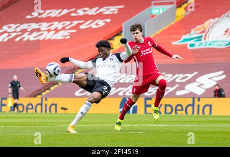 Liverpool. März 2021, 7th. Fulhams Josh Maja (L) schießt unter dem Druck von Liverpools Neco Williams während des Premier League Fußballspiels zwischen Liverpool und Fulham am 7. März 2021 in Anfield in Liverpool, Großbritannien. Quelle: Xinhua/Alamy Live News Stockfoto