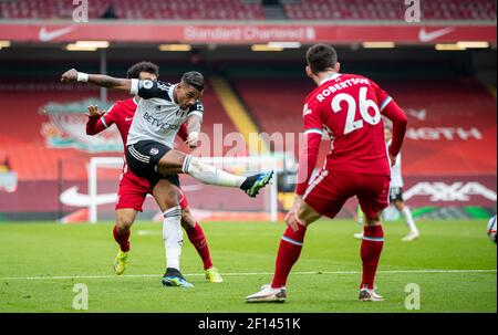 Liverpool. März 2021, 7th. Fulhams Mario Lemina (C) schießt am 7. März 2021 beim Premier League-Fußballspiel zwischen Liverpool und Fulham in Anfield in Liverpool, Großbritannien, das Siegtor ein. Quelle: Xinhua/Alamy Live News Stockfoto