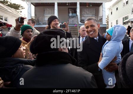 Präsident Barack Obama begrüßt Nachbarn vor dem Haus von William und Endia Eason in Cleveland, Ohio, 4. Januar 2012. Der Präsident besuchte die Easons, die fast ihr Zuhause verloren, nachdem sie Opfer eines räuberischen Kreditgebers geworden waren, um über die Notwendigkeit eines starken Büros für Verbraucherschutz zu sprechen Stockfoto