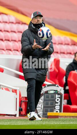 Liverpool. März 2021, 7th. Liverpools Manager Jürgen Klopp fängt den Ball beim Premier League-Fußballspiel zwischen Liverpool und Fulham am 7. März 2021 in Anfield in Liverpool, Großbritannien. Quelle: Xinhua/Alamy Live News Stockfoto