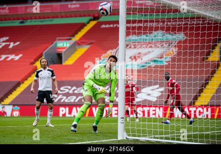 Liverpool. März 2021, 7th. Fulhams Torwart Alphonse areola (2nd L) sieht den Ball beim Premier League Fußballspiel zwischen Liverpool und Fulham am 7. März 2021 in Anfield in Liverpool, Großbritannien, auf den Posten treffen. Quelle: Xinhua/Alamy Live News Stockfoto