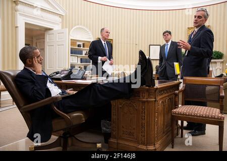 Präsident Barack Obama trifft sich mit dem Nationalen Sicherheitsberater Tom Donilon, dem Stabschef Jack Lew und dem stellvertretenden Nationalen Sicherheitsberater Denis McDonough im Oval Office, 14. November 2012 Stockfoto